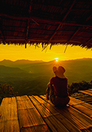 mujer viendo el atardecer